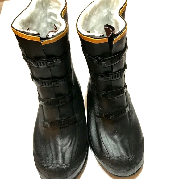 LaCrosse Other - Lacrosse ATS carbide stud fleece overshoe NWOT sz9